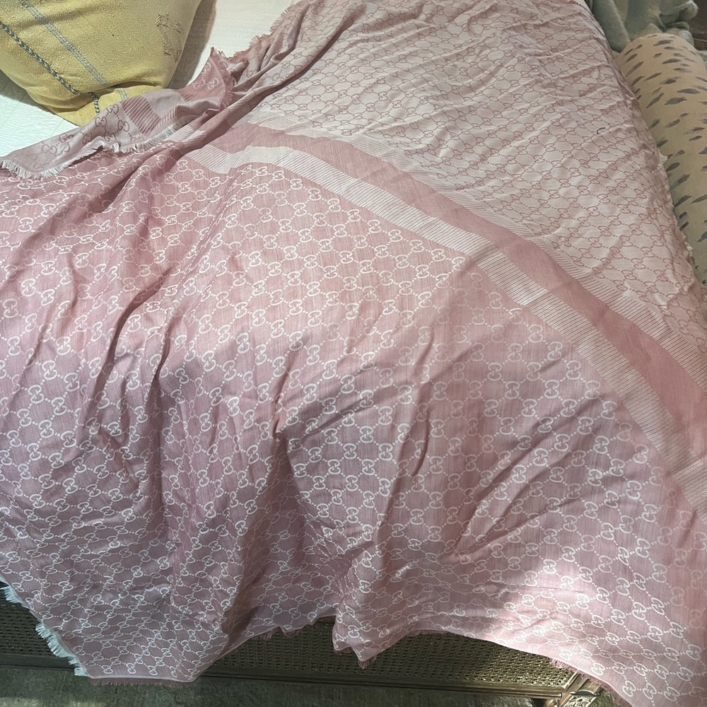 Pink Gucci monogram scarf - Picture 2 of 6